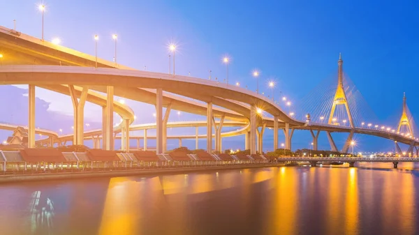 Blaue Dämmerung Zwillingshängebrücke Flussufer Bangkok Stadt Wahrzeichen — Stockfoto