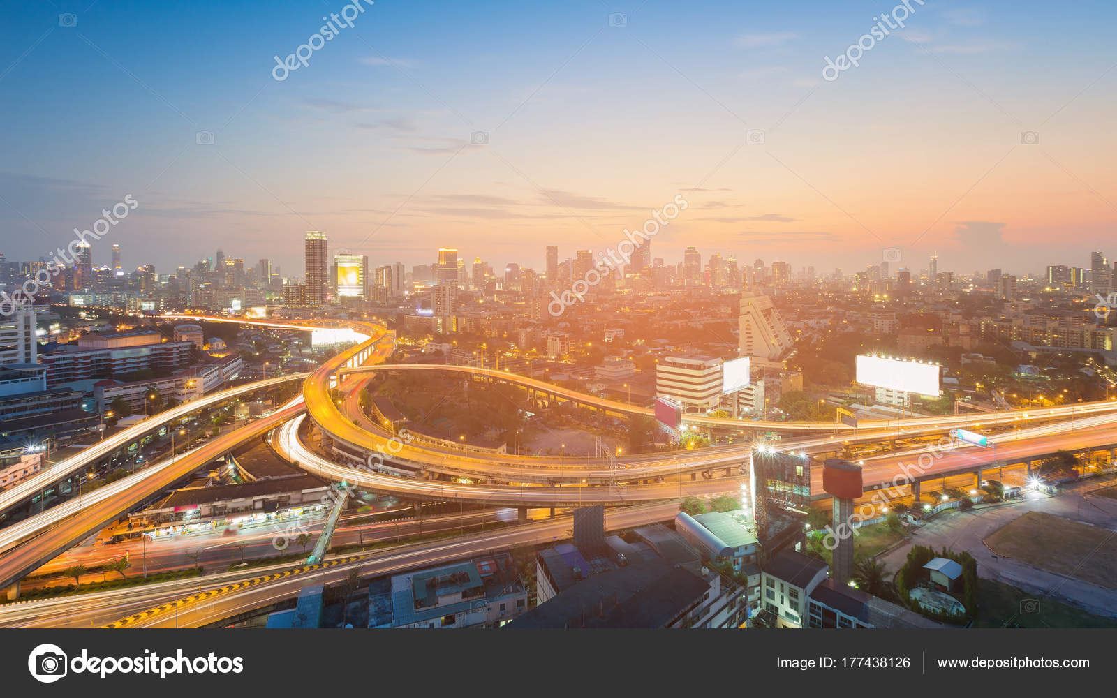 Nacht Stadt Innenstadt Und Autobahn Mit Sonnenuntergang Ton Stadtbild Hintergrund Stockfoto C Pranodhm