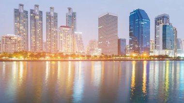 Gece ofis binası su göle bakmaktadır, cityscape arka plan