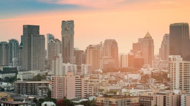 Ofis iş şehir merkezinde günbatımı sinyal sesinden sonra cityscape arka plan Binası