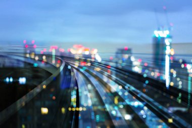 Çift pozlama şehir bulanık bokeh ışık ve hareket trenin, arka plan