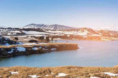 Açık mavi gökyüzü arka plan, kış sezonu sırasında doğal manzara arka plan ile İzlanda yanardağ