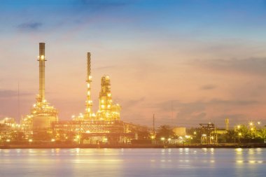 Petrol rafinerisi gündoğumu sesi, arka bina insustry önce ön Nehri