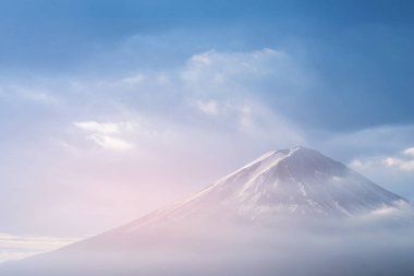 Fuji volkan dağ üstten görünüm Kirece mavi gökyüzü manzara arka plan