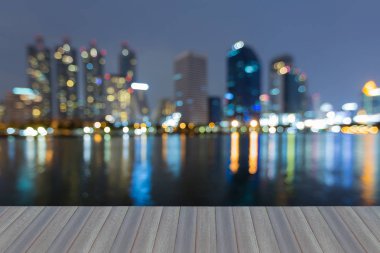 Açılış ahşap zemin, ofis binası gece bulanık bokeh ışık ve yansıma, arka plan