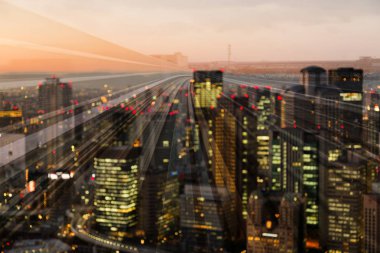 Bokeh hafif çift pozlama hareket tren yolu, arka plan hareketli şehir bulanık