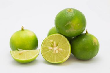 Beyaz arka planda, taze meyve izole Limes slayt