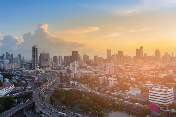 Edificio Oficinas Carretera Ciudad Intercambiaron Tono Atardecer Paisaje Urbano Fondo —  Fotos de Stock