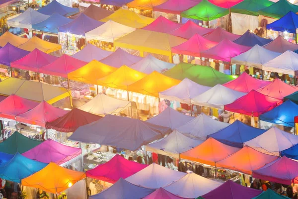 Birden çok renk çatı üst Pazar gece görünümü, cityscape arka plan
