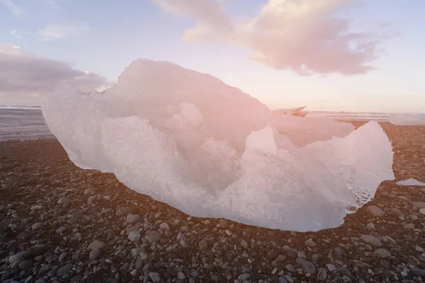 Ijsberg Zwarte Lava Strand Bij Jokulsarlon Natuurlijke Winterlandschap Ijsland — Stockfoto