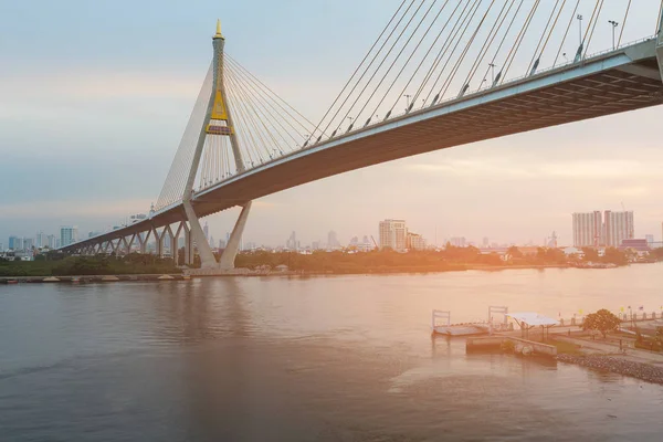 Puente Colgante Que Cruza Hito Del Río Bangkok Paisaje Urbano — Foto de Stock