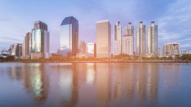 Ofis Binası su açık mavi gökyüzü arka plan, cityscape arka plan ile