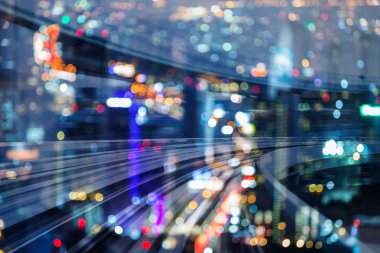 Hareketli tren parça Çift Kişilik expouse gece şehir şehir ışık, soyut arka plan bulanık