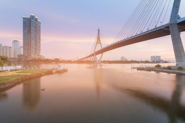 Rama9 süspansiyon gelin sonra günbatımı manzarası Tayland ile Bangkok şehir Nehri üzerinde