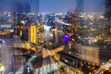 Şehir tren yolu, arka plan hareketli ışık gece görünümü çift pozlama bulanık