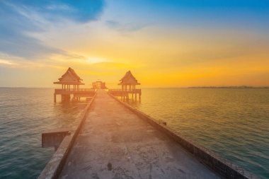 Okyanus manzarası, doğal peyzaj arka plan için yol yürüme ile güzel günbatımı manzarası