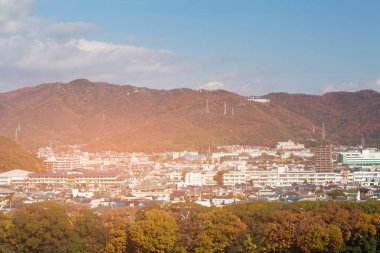 Rezidans şehir merkezindeki dağın etrafından sonbahar mevsiminde, Osaka Japonya