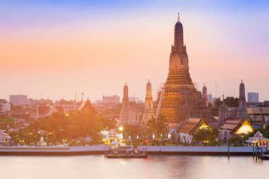 Arun tapınak Nehri ön ile sonra günbatımı gökyüzü arka plan, Tayland tarihi dönüm noktası
