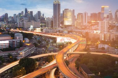 Şehir yol kavşağı ile iş downtown arka plan gece görüş, Bangkok Tayland