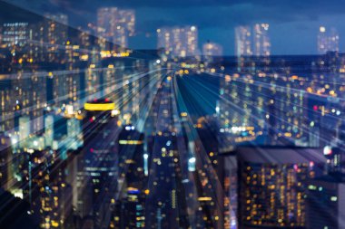 Gece şehir merkezinde tren parça çift pozlama, arka plan hareket ile bokeh ikamet bulanık