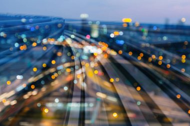 Gece ışık şehir ofis binası çift pozlama hareketli tren yolu, arka plan bulanık