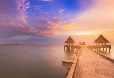 Yalı için günbatımı manzarası, nautal arka plan sonra lider yürüyüş yolu