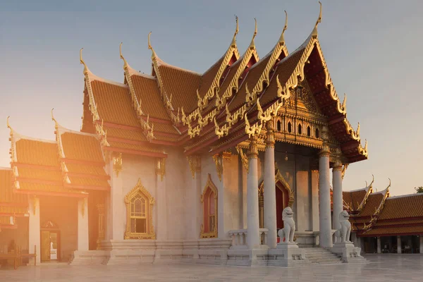 Λευκό Μαρμάρινο Ναό Ορόσημο Ιστορικό Προορισμού Μπανγκόκ Ταϊλάνδη — Φωτογραφία Αρχείου