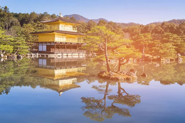 Χρυσό Ναό Όνομα Kinkakuji Αντανάκλαση Γαλάζιο Φόντο Ιαπωνία Ιστορικό Ορόσημο — Φωτογραφία Αρχείου