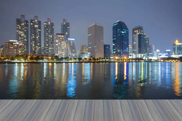 Açılış ahşap zemin, ofis binası bokeh ışık gece görünümü, arka plan bulanık.