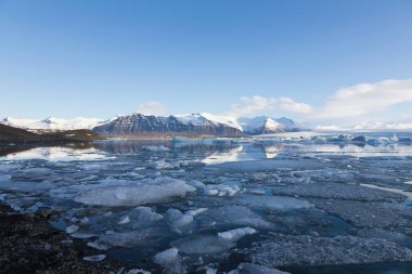 Jakulsarlon göl buz Gölü ile mavi gökyüzü arka plan, İzlanda doğal manzara arka plan