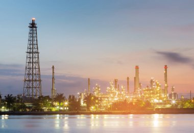 Rafineri nehir açık gece görünümü ile sonra günbatımı gökyüzü arka plan