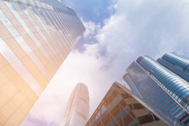 Hong Kong Modern ofis binası ile mavi gökyüzü arka plan