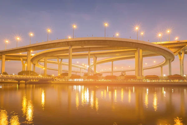 Crepúsculo Rodovia Viaduto Cruzamento Rio Frente Reflexão — Fotografia de Stock