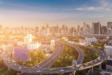 Otoyol kavşağı şehir iş şehir merkezinde, cityscape arka plan ile Bangkok Tayland