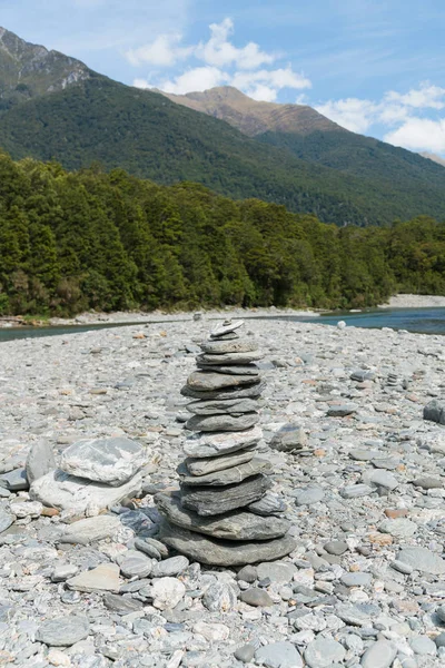 Equilibrio Tono Pila Lado Del Río Con Fondo Montaña —  Fotos de Stock