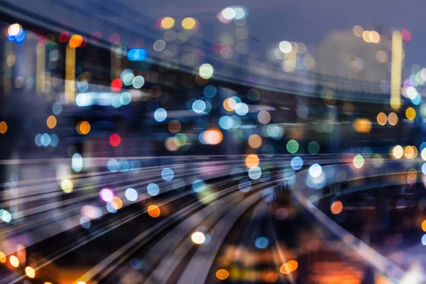 鉄道トラックの夜を移動 二重露光ぼやけて光市のダウンタウン 抽象的な背景 — ストック写真