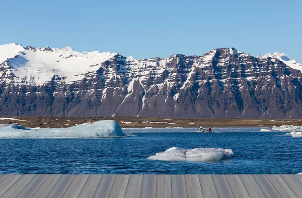 Abriendo Piso Madera Hielo Lago Jakulsarlon Con Montaña Volcán Islandia — Foto de Stock