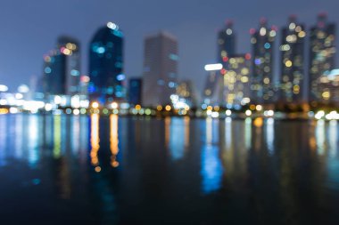 Bulanık bokeh ofis binası yansıma, arka plan ile gece görünümü