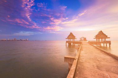 Deniz Sahil manzarası güzel günbatımı gökyüzü arka plan, doğal peyzaj arka plan ile içine yürüyüş pass