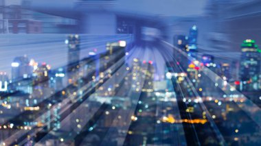 Gece bokeh hafif ofis şehir merkezinde tren üzerinde izlemek hareketli, soyut arka plan