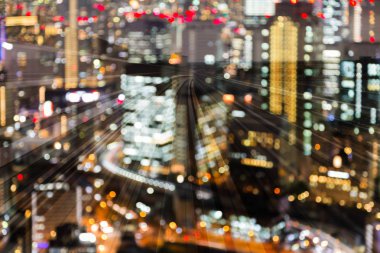 Gece ışık bokeh şehir iş şehir merkezinde tren yolu üzerinde arka plan bulanık