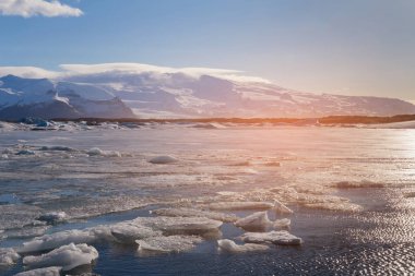 Jakulsarlon kış sezon buz Gölü ile dağ arka plan üzerinde günbatımı sesi