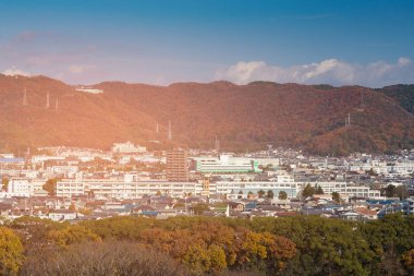 Sonbahar mevsiminde dağ ile Japonya oturma alanı