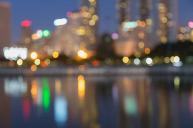 Gece bulanıklık ışık şehir ofis binası arka plan yansıması ile