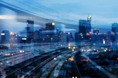 Çift pozlama tren yolu bulanık bokeh ışık office ile şehir merkezinde, arka plan kavisli