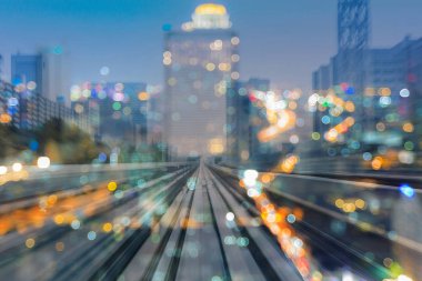 Bokeh ışık şehir şehir çift pozlama üzerinde tren parça hareket hareketli arka plan bulanık