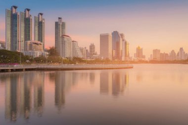 Ofis Binası yansıması Bangkok Şehir Parkı Tayland üzerinden günbatımı sesi