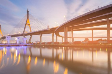 Akşam alacakaranlık asma köprü ve kavşak karayolu yansıma ön Nehri