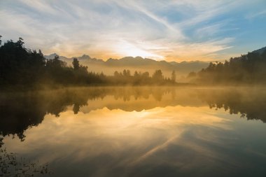 Göl Matheson sabah görüldü, West Coast South Island, Yeni Zelanda doğal manzara arka plan