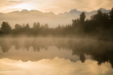 Yansıması Gölü Matheson Mount Cook ve Mount Tasman ile görülen arka plan, West Coast bölgesi, South Island, Yeni Zelanda doğal manzara arka plan sabah erken